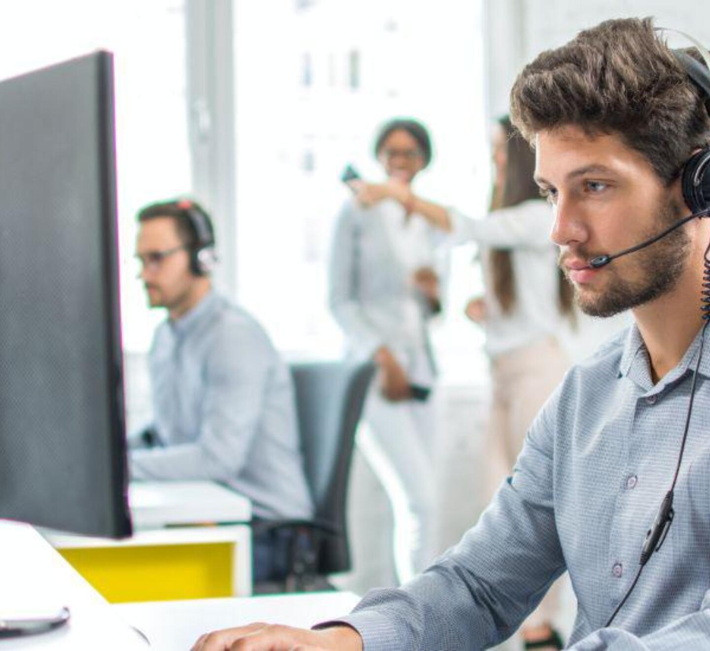 Contact centre agent providing customer support