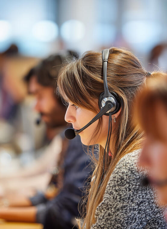 Customer service agent delivering customer service in busy call center
